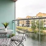 Airy 2-Bedroom Flat With Balcony
