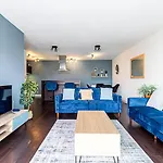 Airy 2-Bedroom Flat With Balcony