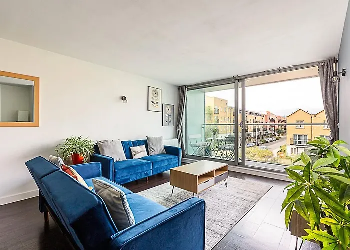 Airy 2-Bedroom Flat With Balcony