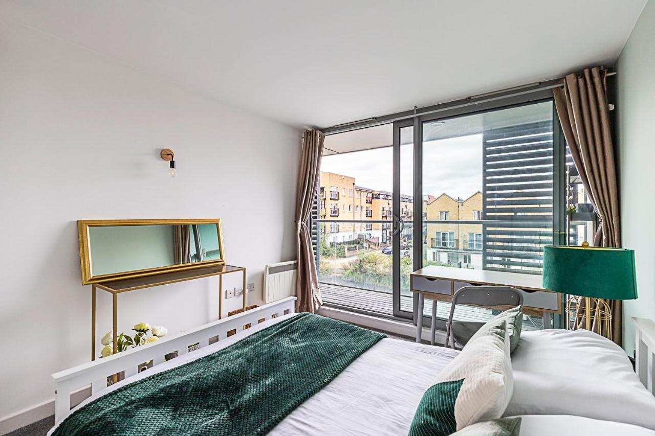 Appartement Airy 2-bedroom Flat With Balcony *